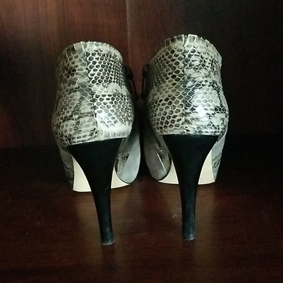 Via Spiga gray suede with faux snake print booties - Picture 3 of 4